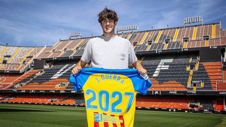 El Valencia hace oficial la renovación de Javi Guerra hasta 2027